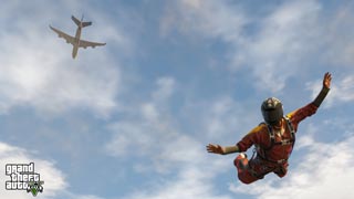parašutista skáče z dopravního letadla